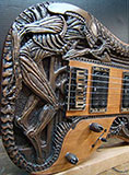 E-Gitarre von Gig Goldstein mit Giger-Skulptur