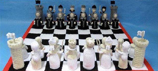 Schachspiel aus Wolle gestrickt