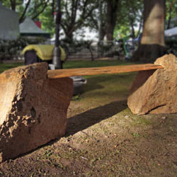 Bänke aus Stein und Holz