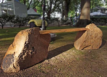 Sitzbank - aus Stein und Holz