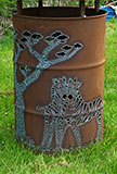 Stehtisch aus altem Ölfass mit Zebra-Motiv