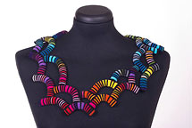 Halskette aus Filz - regenbogenfarben