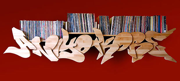CD-Regal mit Graffiti