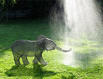 Drahtskulptur Elefant im Regen