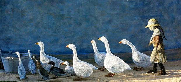 Drahtskupturen Gänse mit Mädchen