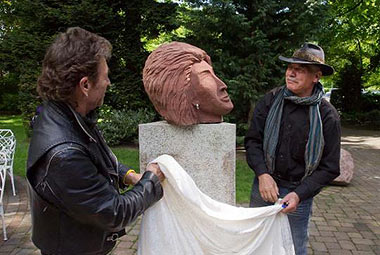 Peter Maffay mit Skulptur - Steinbildhauer Klaus Reimer