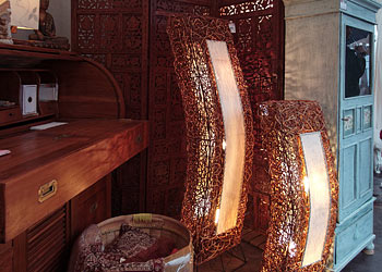 Lampen und Kolonialmöbel