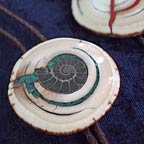 Mammutschmuck mit Fossil