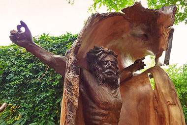Holzobjekt Jesus-Skulptur