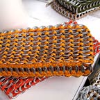Handytasche aus Metallverschlüssen