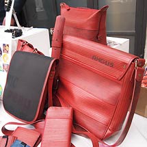 Taschen aus roten Feuerwehrschläuchen