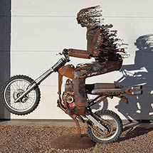 Moto-Cross Skulptur aus Stahlschrott
