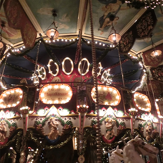 Etagenkarussell auf dem Nikolausmarkt in Landau